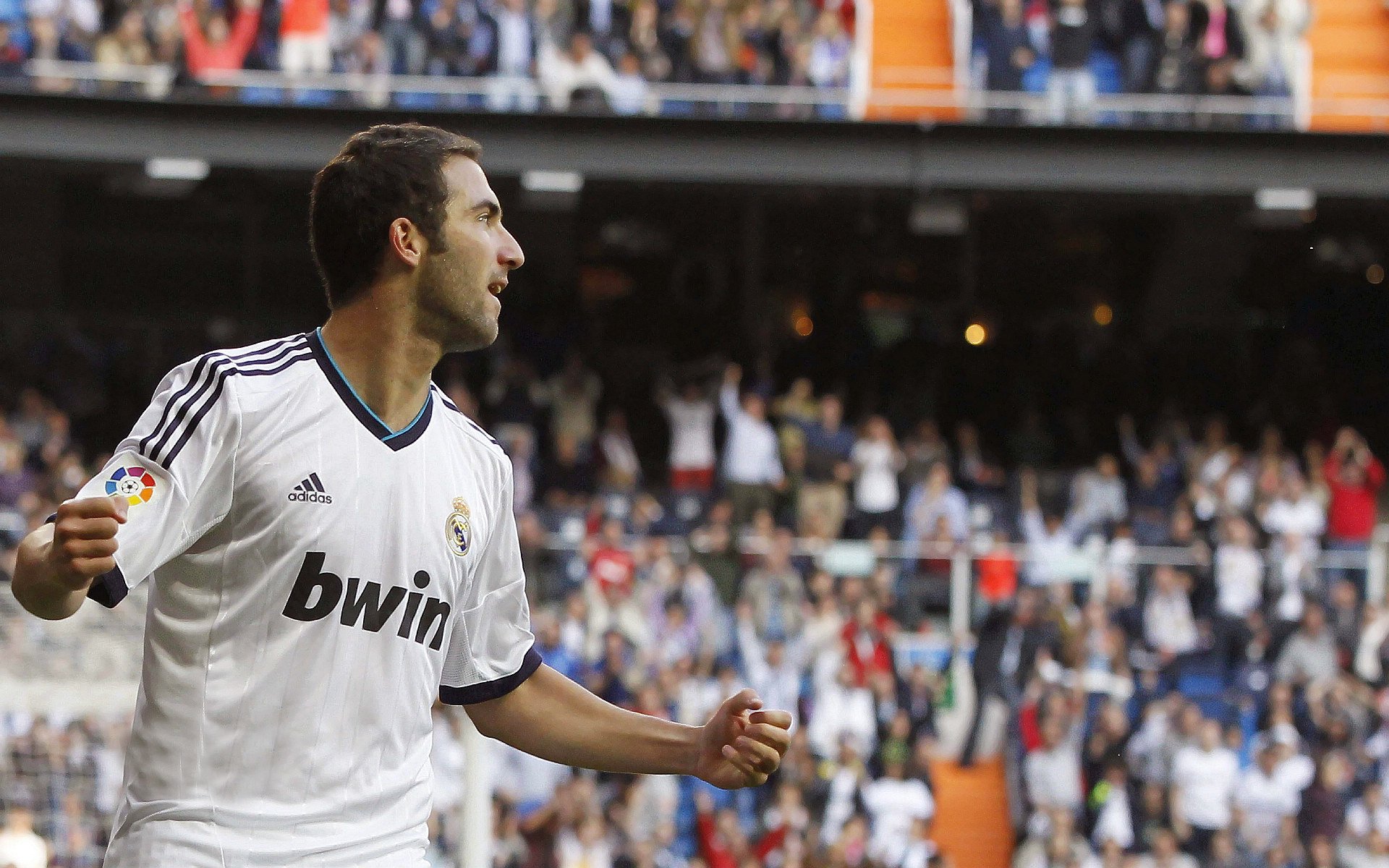 开云下载-玻利维亚横扫佛罗伦萨，当足球的狂想曲在F1赛道上奏响